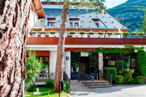 Hotel Ordesa - Front door